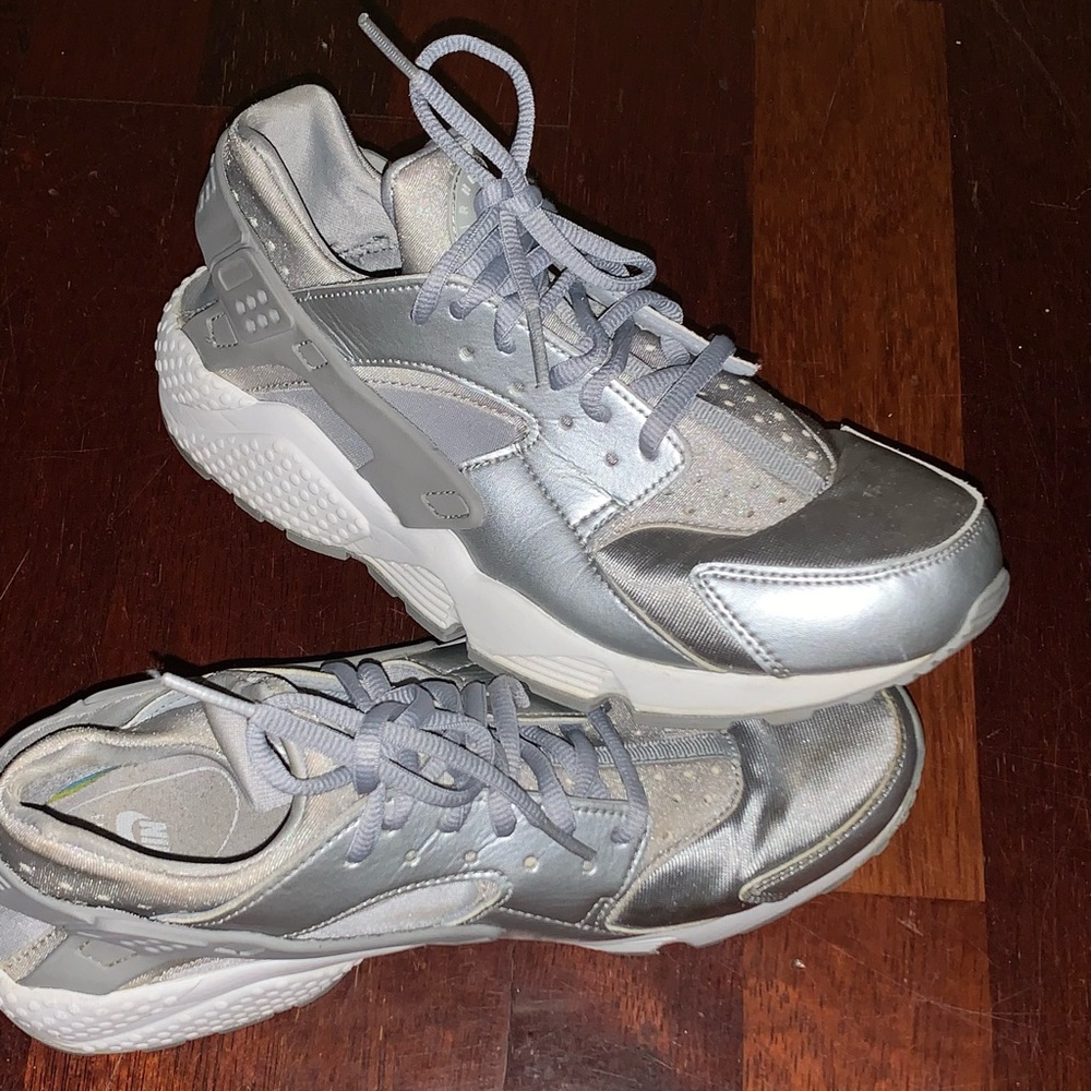 🔥 NIKE AIR HUARACHE WOMEN’s Silver sneakers tennis shoes size 8.5